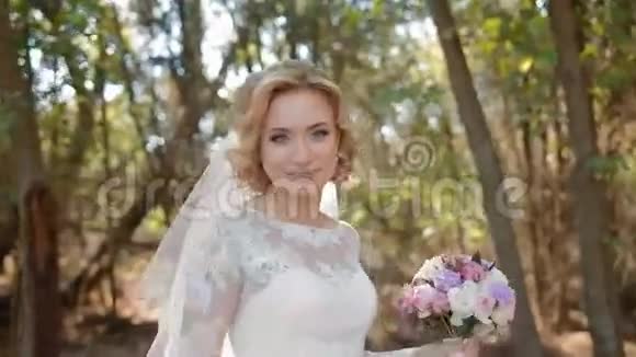 美丽的新娘在旋转视频的预览图