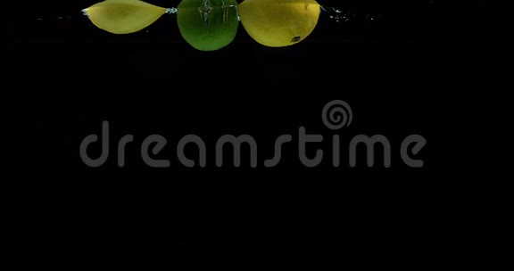 黄色柑橘柠檬色柑橘枳壳黑色背景下落入水中的水果视频的预览图