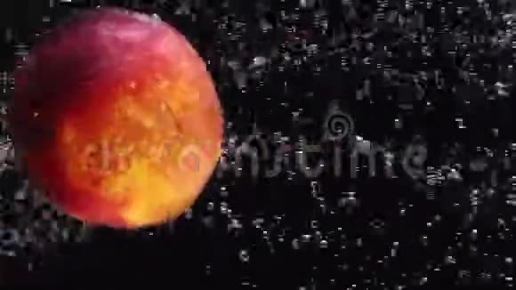 水果和浆果掉在水里视频的预览图
