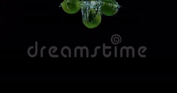 绿色柠檬柑橘枳壳黑色背景下落入水中的水果视频的预览图