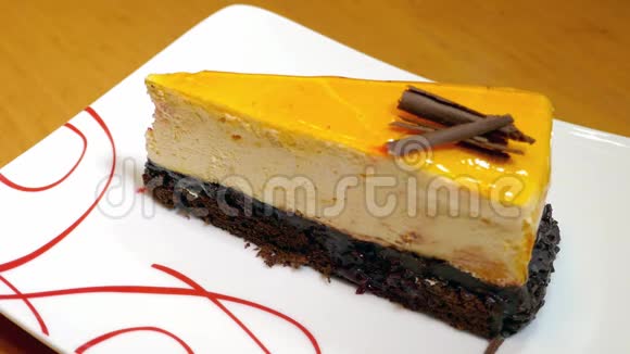 一个蛋糕躺在白色盘子里一个人开始用叉子吃它视频的预览图