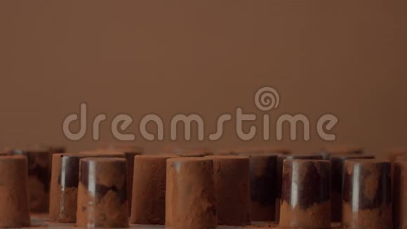 一些棕色背景的巧克力糖果视频的预览图