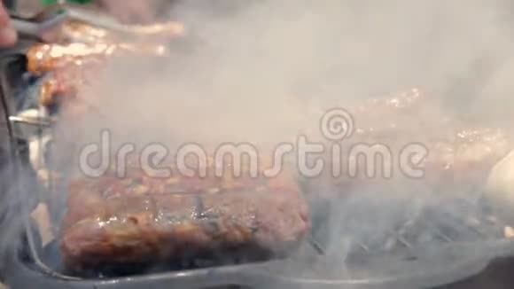 烧烤炉上烧烤牛肉串视频的预览图