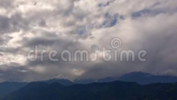 美丽的时间流逝高清股票镜头云过喜马拉雅山视频的预览图