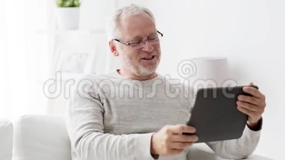家中有平板电脑视频通话的老人视频的预览图