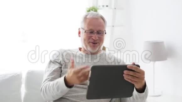 家里有平板电脑视频通话的老人视频的预览图