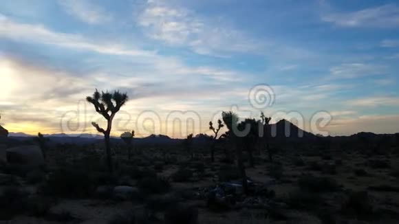 山上日落沙漠全景4k视频的预览图