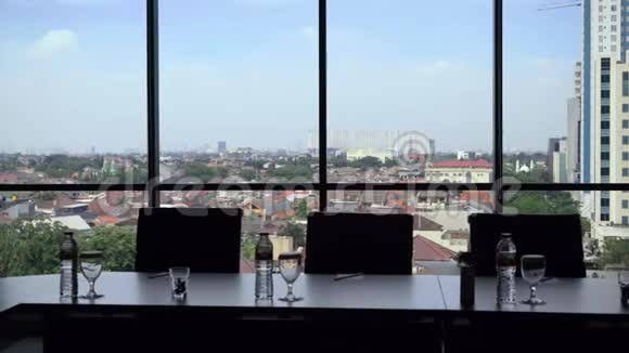 带有城市观景窗背景的部分会议室桌视频的预览图