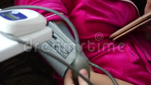 监测家里的身体状况丈夫测量血压视频的预览图