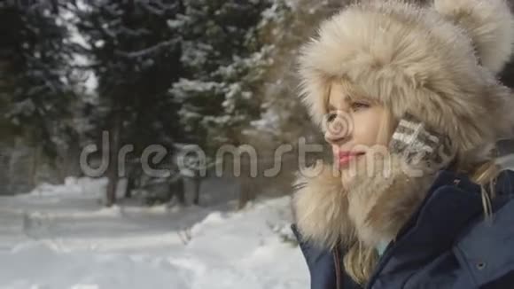 年轻女子在冬天的山林中欣赏风景拍摄于红色史诗视频的预览图
