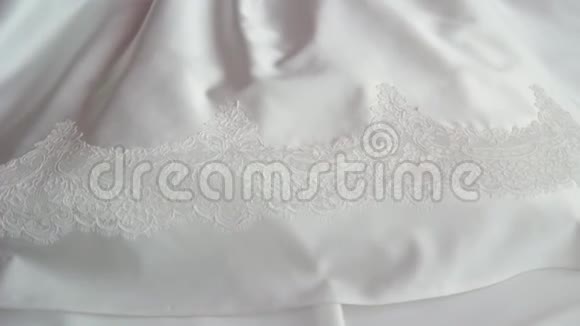 新娘漂亮的白色婚纱躺在一张大床上视频的预览图