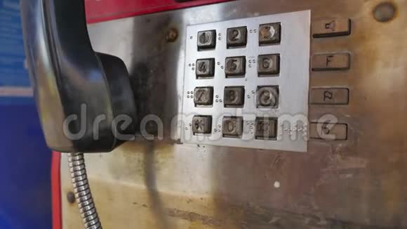 旧技术旧的付费电话亭带有物理陆地线通信按钮电话仍在某些遥控器中活动视频的预览图