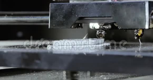 在3D打印机上用塑料线丝关闭打印视频的预览图