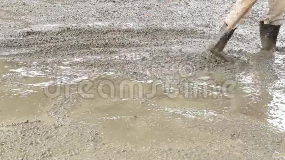 工人用锄头弄湿水泥表面视频的预览图