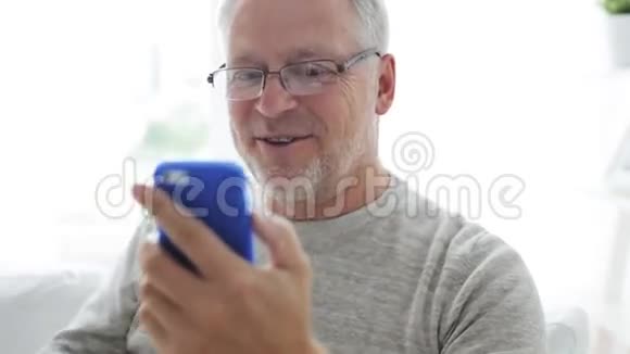 一位在家打智能手机视频电话的老人视频的预览图