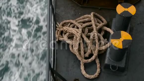 甲板上有绳索的大型渡船视频的预览图