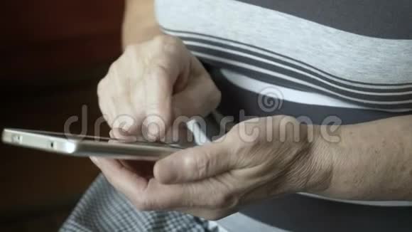 使用智能手机拍摄老女性手的特写镜头视频的预览图