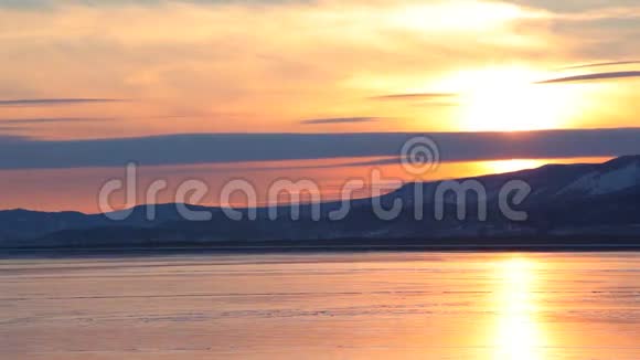 冬天贝加尔湖炽热的日落视频的预览图