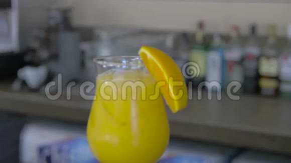 加入冰块的新鲜橙汁视频的预览图