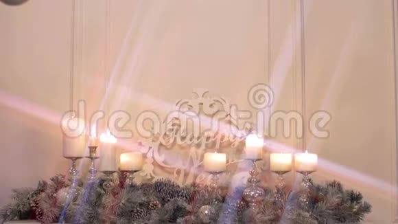 圣诞和新年装饰壁炉和燃烧的蜡烛新年概念视频的预览图