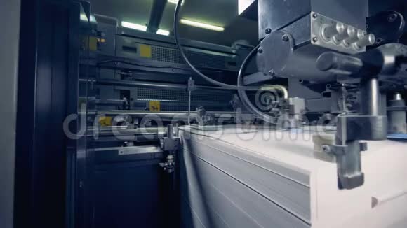 现代设备在印刷厂用纸工作纸张生产过程视频的预览图