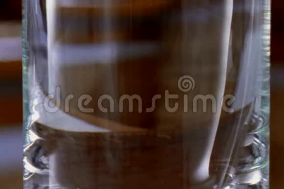 玻璃填充牛奶35毫米NTSC视频的预览图