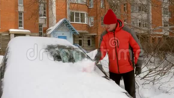 刮雪机后清洁汽车视频的预览图