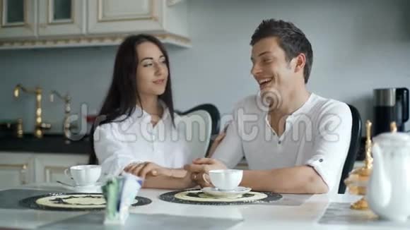 一对情侣一起在厨房吃早餐视频的预览图