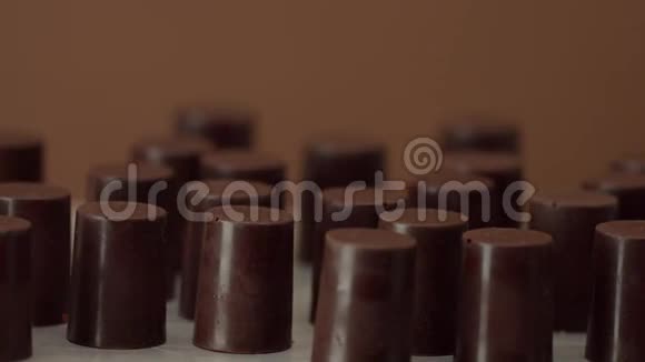 一些棕色背景的巧克力糖果视频的预览图