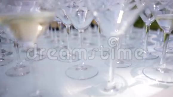桌子上摆着许多杯香槟上面铺着一块白色的桌布视频的预览图
