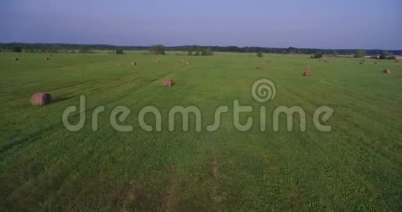 大型干草捆田低空飞行视频的预览图