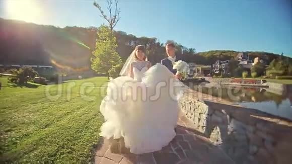 婚礼情侣去湖边的相机自然户外视频的预览图