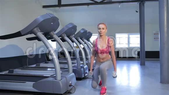 女子在健身中心做加强锻炼视频的预览图
