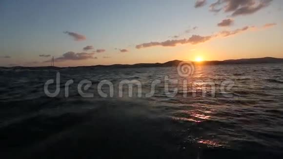 夕阳从海面上的浮舟上射下来自然视频的预览图
