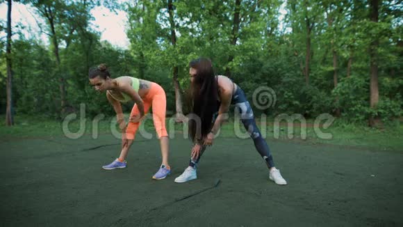 年轻的妇女在做运动前伸展身体视频的预览图