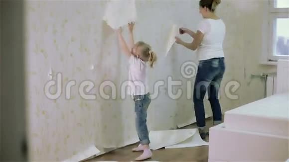 一个年轻的母亲和一个女儿移除壁纸视频的预览图