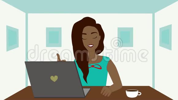 2D动画非裔美国女孩坐在桌子旁手提电脑和咖啡杯并显示拇指成功工作视频的预览图