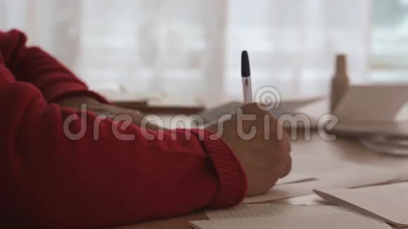 女人写在表格上视频的预览图
