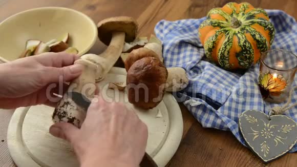 用小刀清洗小香菇做一顿饭除了像南瓜蜡烛和木心这样的秋天装饰视频的预览图