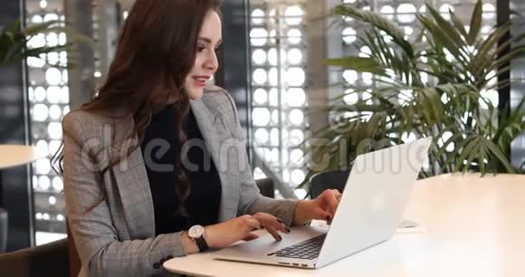 办公室女商人带着笔记本电脑视频的预览图