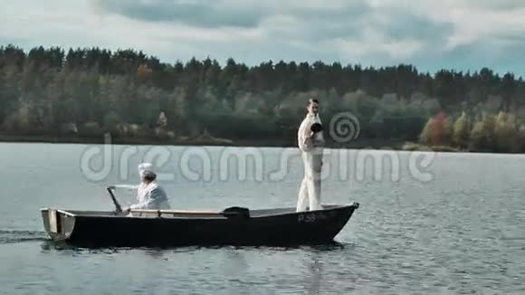 护士在湖上划船穿白衣服的人指挥着扩音器视频的预览图