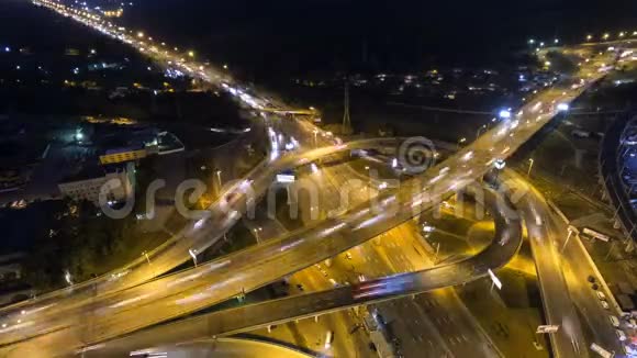 高速公路交汇处的交通空中夜景时间跨度城市交通超高密度视频的预览图
