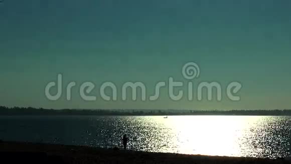 一个晚上在岸上散步的女人视频的预览图