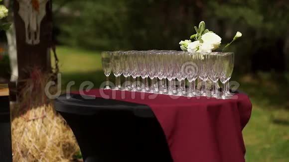 带空香槟酒杯的自助餐桌站在街上视频的预览图
