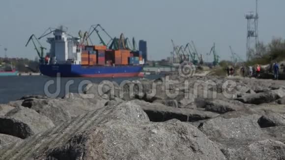 一艘满载货物的大船驶入克莱佩达港立陶宛视频的预览图