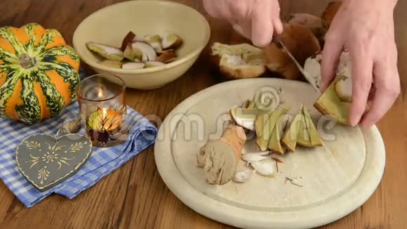 用小刀清洗小香菇做一顿饭除了像南瓜蜡烛和木心这样的秋天装饰视频的预览图
