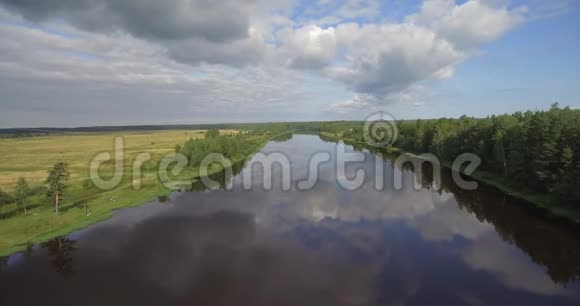 平静的河流景观空中景观视频的预览图