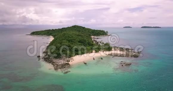 高山香蕉岛无人驾驶飞机空中观景树丛林棕榈树视频的预览图
