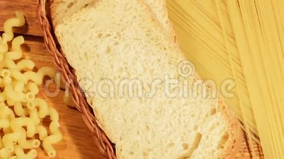 木制背景上的意大利面和面包视频的预览图