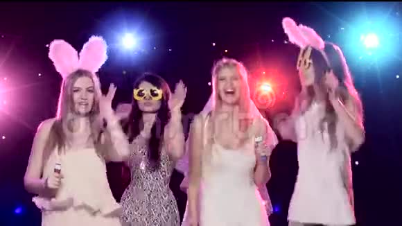 四个女孩在单身派对上玩吹肥皂泡视频的预览图